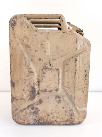 20 Liter Kraftstoff Kanister Wehrmacht datiert 1944. Originallack, ungereinigtes Stück. Zwei alt verschlossene Einschußlöcher