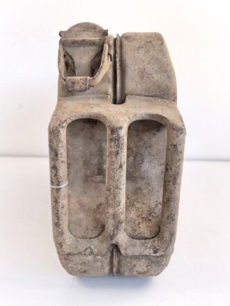 20 Liter Kraftstoff Kanister Wehrmacht datiert 1944. Originallack, ungereinigtes Stück. Zwei alt verschlossene Einschußlöcher