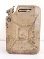 20 Liter Kraftstoff Kanister Wehrmacht datiert 1944. Originallack, ungereinigtes Stück. Zwei alt verschlossene Einschußlöcher
