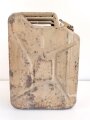 20 Liter Kraftstoff Kanister Wehrmacht datiert 1944. Originallack, ungereinigtes Stück. Zwei alt verschlossene Einschußlöcher