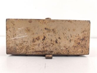 Kasten für Kehlkopfmikrofon in Selbstfahrlafetten und Panzern der Wehrmacht. Originallack, ungereinigt