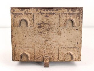 Kasten für Kehlkopfmikrofon in Selbstfahrlafetten und Panzern der Wehrmacht. Originallack, ungereinigt