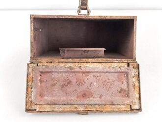 Kasten für Kehlkopfmikrofon in Selbstfahrlafetten und Panzern der Wehrmacht. Originallack, ungereinigt