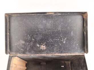 Kasten für Selbstfahrlafetten und Panzern der Wehrmacht. Originallack, ungereinigt, mit Einsätzen