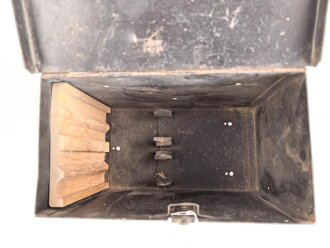 Kasten für Selbstfahrlafetten und Panzern der Wehrmacht. Originallack, ungereinigt, mit Einsätzen
