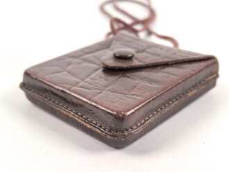 Bezard Kompass in Tasche, guter Zustand. Aufgrund des Bügels für die Fangschnur gehe ich von einer Nachkriegsproduktion aus.