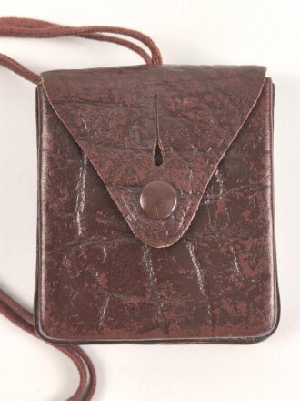 Bezard Kompass in Tasche, guter Zustand. Aufgrund des Bügels für die Fangschnur gehe ich von einer Nachkriegsproduktion aus.