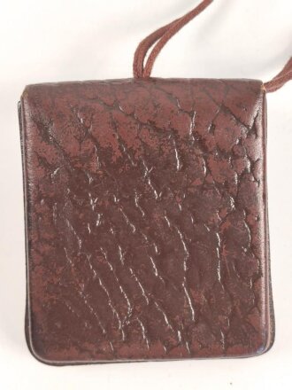 Bezard Kompass in Tasche, guter Zustand. Aufgrund des Bügels für die Fangschnur gehe ich von einer Nachkriegsproduktion aus.