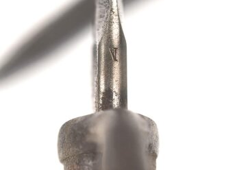 Kaiserreich,  Kurzes Seitengewehr 98 mit Sägerücken. Eigentumstück mit aufgelegten, preussischen Abzeichen. Gereinigtes Stück , der Sägerücken runtergeschliffen