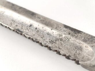 Kaiserreich,  Kurzes Seitengewehr 98 mit Sägerücken. Eigentumstück mit aufgelegten, preussischen Abzeichen. Gereinigtes Stück , der Sägerücken runtergeschliffen