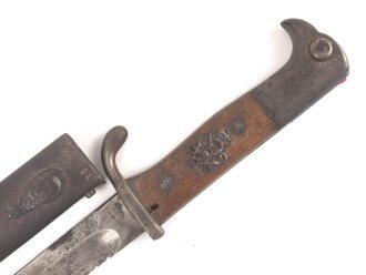 Kaiserreich,  Kurzes Seitengewehr 98 mit Sägerücken. Eigentumstück mit aufgelegten, preussischen Abzeichen. Gereinigtes Stück , der Sägerücken runtergeschliffen
