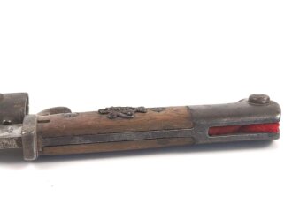 Kaiserreich,  Kurzes Seitengewehr 98 mit Sägerücken. Eigentumstück mit aufgelegten, preussischen Abzeichen. Gereinigtes Stück , der Sägerücken runtergeschliffen