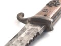 Kaiserreich,  Kurzes Seitengewehr 98 mit Sägerücken. Eigentumstück mit aufgelegten, preussischen Abzeichen. Gereinigtes Stück , der Sägerücken runtergeschliffen