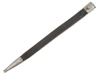 Preussen,  Lederscheide für einenHirschfänger zur Jägerbüchse Modell 1865 oder 1871. Leder geschrumpft, Gesamtlänge 51,5cm