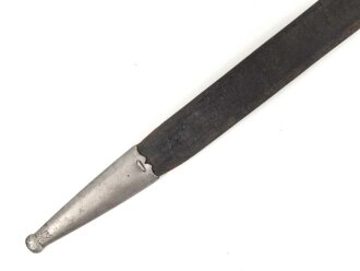 Preussen,  Lederscheide für einenHirschfänger zur Jägerbüchse Modell 1865 oder 1871. Leder geschrumpft, Gesamtlänge 51,5cm