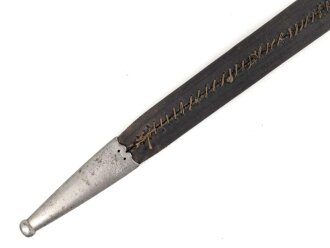 Preussen,  Lederscheide für einenHirschfänger zur Jägerbüchse Modell 1865 oder 1871. Leder geschrumpft, Gesamtlänge 51,5cm