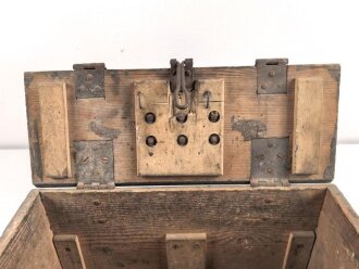 1.Weltkrieg, Transportkasten für 2 Trommelmagazine für MG08 und 08/15. Ungereinigtes Stück , der mittlere Riegel nachträglich angebracht
