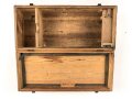 Transportkasten zum Kleinfunksprecher d ( Dorette ) der Wehrmacht. Ungereinigtes Stück