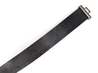 Lederne Feldbinde für Offiziere. Messinghaken, schwarzes Leder, Gesamtlänge 82cm