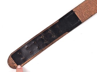 Lederne Feldbinde für Offiziere. Messinghaken, schwarzes Leder, Gesamtlänge 82cm