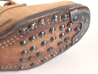 Paar Halbschuhe, ungeschwärztes Leder, Sohlenlänge 30cm, Alter und Herkunft unbekannt