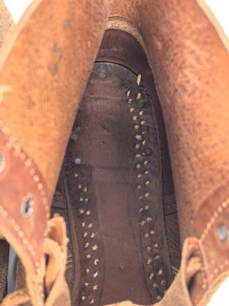 Paar Halbschuhe, ungeschwärztes Leder, Sohlenlänge 30cm, Alter und Herkunft unbekannt