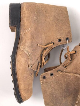 Paar Halbschuhe, ungeschwärztes Leder, Sohlenlänge 30cm, Alter und Herkunft unbekannt