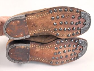 Paar Halbschuhe, ungeschwärztes Leder, Sohlenlänge 30cm, Alter und Herkunft unbekannt