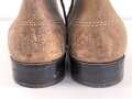 Paar Halbschuhe, ungeschwärztes Leder, Sohlenlänge 30cm, Alter und Herkunft unbekannt