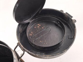 1.Weltkrieg, Bereitschaftsbüchse für eine Gasmaske. Originallack, ungereinigt, Trageriemen Original, aber defekt