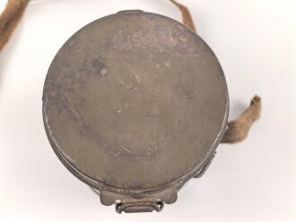 1.Weltkrieg, Bereitschaftsbüchse für eine Gasmaske. Originallack, ungereinigt, Trageriemen Original, aber defekt