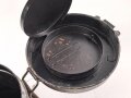 1.Weltkrieg, Bereitschaftsbüchse für eine Gasmaske. Originallack, ungereinigt, Trageriemen Original, aber defekt