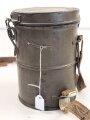 1.Weltkrieg, Bereitschaftsbüchse für eine Gasmaske. Originallack, ungereinigt, Trageriemen Original, aber defekt
