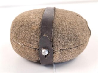 1.Weltkrieg, Feldflasche Modell 1910. Gebraucht, Altersspuren, der hintere Lederriemen im oberen Bereich repariert