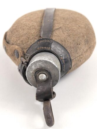 1.Weltkrieg, Feldflasche Modell 1910. Gebraucht, Altersspuren, der hintere Lederriemen im oberen Bereich repariert