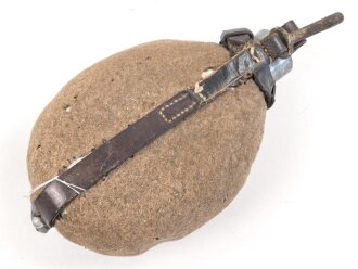 1.Weltkrieg, Feldflasche Modell 1910. Gebraucht, Altersspuren, der hintere Lederriemen im oberen Bereich repariert