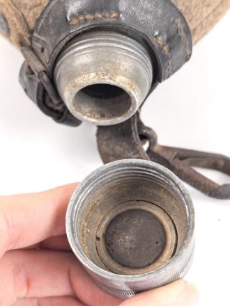 1.Weltkrieg, Feldflasche Modell 1910. Gebraucht, Altersspuren, der hintere Lederriemen im oberen Bereich repariert