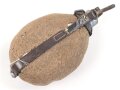 1.Weltkrieg, Feldflasche Modell 1910. Gebraucht, Altersspuren, der hintere Lederriemen im oberen Bereich repariert