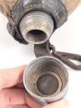 1.Weltkrieg, Feldflasche Modell 1910. Gebraucht, Altersspuren, der hintere Lederriemen im oberen Bereich repariert