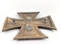 1. Weltkrieg, Eisernes Kreuz aus Buntmetall, ungereinigt, Maße etwa 8,5 x 8,5cm