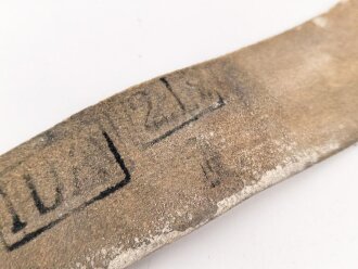 Kaiserreich , Koppelriemen für Mannschaften alter Art bis 1895. Original geweisstes Kammerstück, Höhe des Haken 52mm, Höhe des Leders vorne 48mm, im weiteren Verlauf etwa 44mm. Gesamtlänge etwa 89cm
