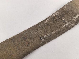 Kaiserreich , Koppelriemen für Mannschaften alter Art bis 1895. Original geweisstes Kammerstück, Höhe des Haken 52mm, Höhe des Leders vorne 48mm, im weiteren Verlauf etwa 44mm. Gesamtlänge etwa 89cm