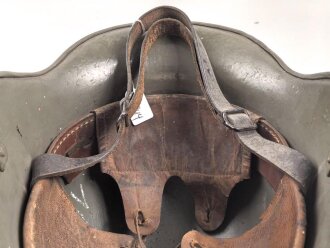 1.Weltkrieg , Stahlhelm Modell 1916. Hersteller G62 ( Gebrüder Gnüchtel A.G., Lauter in Sachsen) Original lackiertes Stück. Originales M16 Innenfutter, höchstwahrscheinlich in den frühen 20iger Jahren ausgebaut und mit Kinnriemen versehen,