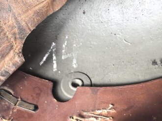 1.Weltkrieg , Stahlhelm Modell 1916. Hersteller G62 ( Gebrüder Gnüchtel A.G., Lauter in Sachsen) Original lackiertes Stück. Originales M16 Innenfutter, höchstwahrscheinlich in den frühen 20iger Jahren ausgebaut und mit Kinnriemen versehen,