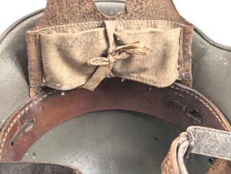 1.Weltkrieg , Stahlhelm Modell 1916. Hersteller G62 ( Gebrüder Gnüchtel A.G., Lauter in Sachsen) Original lackiertes Stück. Originales M16 Innenfutter, höchstwahrscheinlich in den frühen 20iger Jahren ausgebaut und mit Kinnriemen versehen,