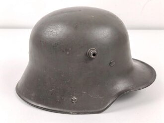 1.Weltkrieg , Stahlhelm Modell 1916. Hersteller G62 ( Gebrüder Gnüchtel A.G., Lauter in Sachsen) Original lackiertes Stück. Originales M16 Innenfutter, höchstwahrscheinlich in den frühen 20iger Jahren ausgebaut und mit Kinnriemen versehen,