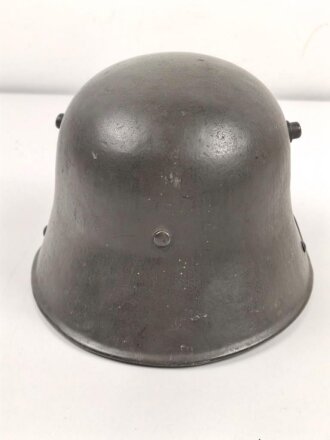 1.Weltkrieg , Stahlhelm Modell 1916. Hersteller G62 ( Gebrüder Gnüchtel A.G., Lauter in Sachsen) Original lackiertes Stück. Originales M16 Innenfutter, höchstwahrscheinlich in den frühen 20iger Jahren ausgebaut und mit Kinnriemen versehen,