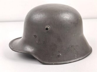 1.Weltkrieg , Stahlhelm Modell 1916. Hersteller G62 ( Gebrüder Gnüchtel A.G., Lauter in Sachsen) Original lackiertes Stück. Originales M16 Innenfutter, höchstwahrscheinlich in den frühen 20iger Jahren ausgebaut und mit Kinnriemen versehen,