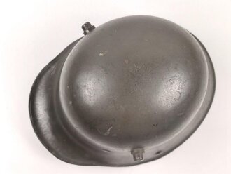 1.Weltkrieg , Stahlhelm Modell 1916. Hersteller G62 ( Gebrüder Gnüchtel A.G., Lauter in Sachsen) Original lackiertes Stück. Originales M16 Innenfutter, höchstwahrscheinlich in den frühen 20iger Jahren ausgebaut und mit Kinnriemen versehen,