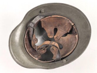 1.Weltkrieg , Stahlhelm Modell 1916. Hersteller G62 ( Gebrüder Gnüchtel A.G., Lauter in Sachsen) Original lackiertes Stück. Originales M16 Innenfutter, höchstwahrscheinlich in den frühen 20iger Jahren ausgebaut und mit Kinnriemen versehen,